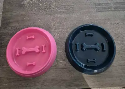 These were just bought, never been used. These are for Medium to Large breed dogs, they have inserts...
