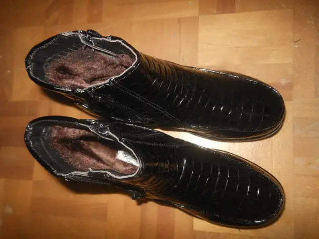 Winter boots in Women's - Shoes in City of Montréal - Image 7