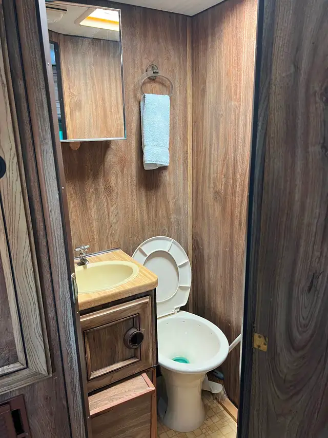 10.5 Foot Truck Camper in Travel Trailers & Campers in Port Alberni - Image 7