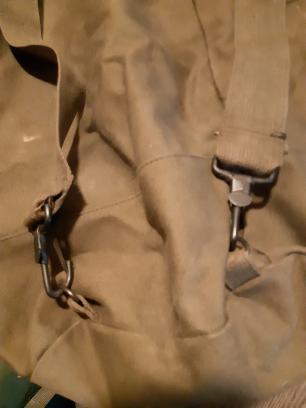 VINTAGE CANVAS ARMY DUFFLE in Fishing, Camping & Outdoors in Belleville - Image 4