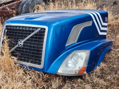 Volvo vnl 740 hood and radiator with 1/4 fenders, all good shape