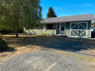 House for Sale by owner in the heart of Parksville 195 Moss Avenue, Parksville V9P 1L7 Year built 19...