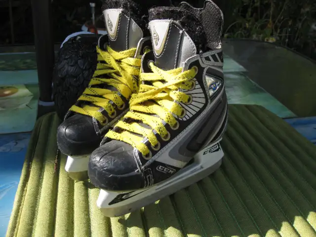 Youth CCM CRB-5 Ice Hockey Skates Size 11 GC in Hockey in Winnipeg - Image 3