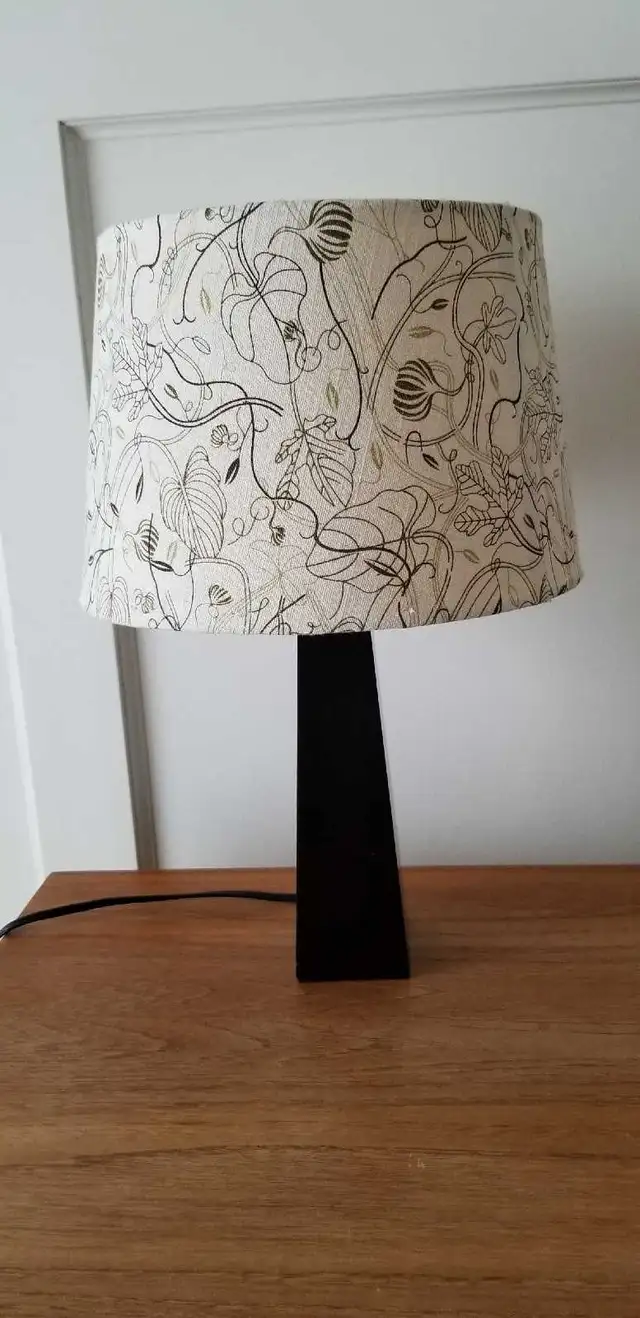 Lampe en bois brun foncé abat jour décorations feuilles in Home Décor & Accents in Laval / North Shore - Image 11