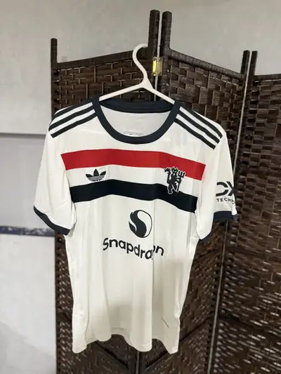 Get ready to show your support for the Red Devils with this brand new Manchester United 2025 away je...