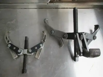 One small 2-claws and one 3-claws (5-6") pullers. $35.- for both. Located in Grand Forks, BC. NO DEL...