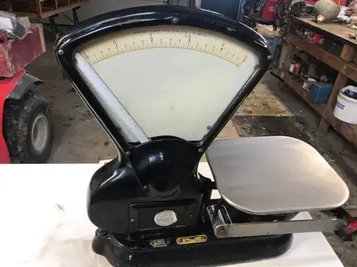 Vintage Toledo 10 pound scale, in VG condition , very heavy unit We tried some 1 pound butter bricks...