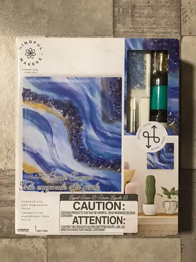 Canvas carré avec peinture teinte bleu et accessoires, View more