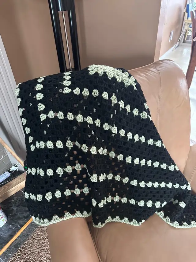 Handmade crocheted sage green and black throw blanket – 52“ squa in Home Décor & Accents in Saskatoon - Image 6