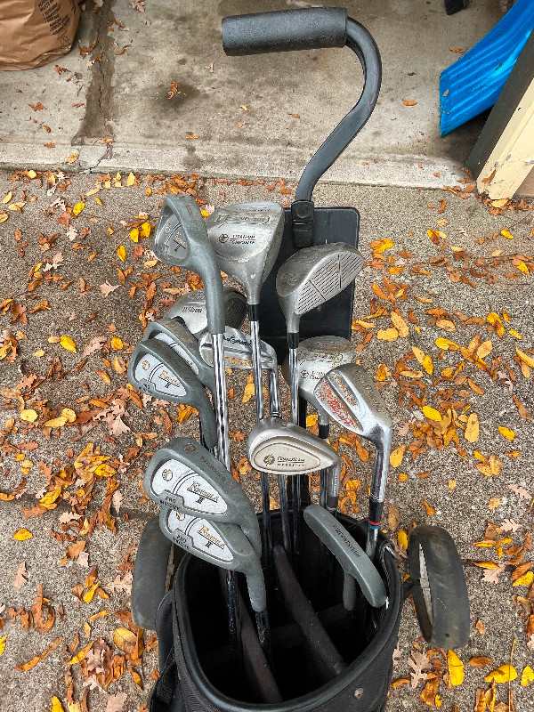 Mens right hand Golf Clubs in Golf in Thunder Bay
