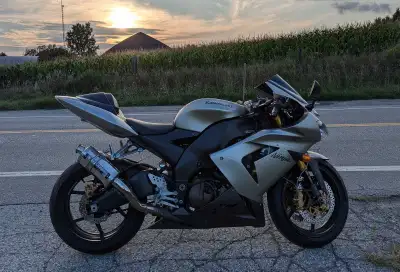 2005 Kawasaki Ninja ZX-10R -38328 km - Brembo front master cylinder - new battery - new front tire -...