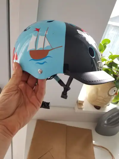 Youth helmet size 48 - 52cm Come with extra padding that never been used.