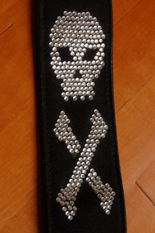 JOLLY ROGER SKULL & CROSS BONES PIRATE LOGO LEATHER GUITAR STRAP in Guitars in Gatineau - Image 2