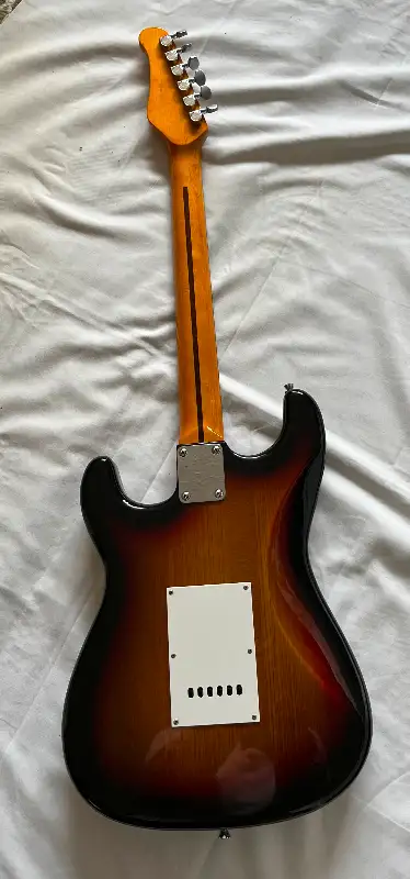 JAY TURSER VINTAGE SUNBURST ELECTRIC GUITAR WITH CASE in Guitars in Vernon - Image 6