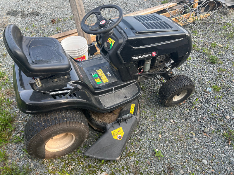 Lawn Tractor 38 inch cut with accessories Lawnmowers & Leaf Blowers
