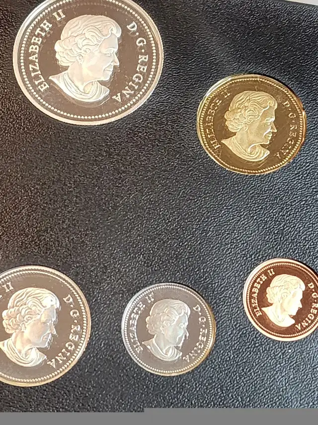 2005 CANADIAN NATIONAL FLAG 40TH ANNIVERSARY PROOF DOUBLE DOLLAR in Arts & Collectibles in City of Toronto - Image 8