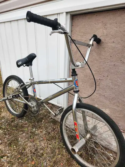 1991 gt bmx if u look for these vintage bmx online u will see why I'm asking 200 serious buyers only...