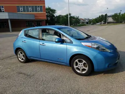2011 Nissan LEAF SL – 90000 km – $4000 Affordable 100% electric car in good running condition. Great...