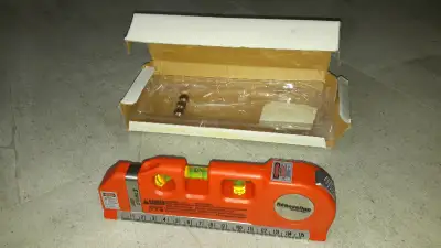 Niveau au laser 3 mesurant 7 po 1/4 $10. Niveau au laser Mastercraft, 18 po longueur, 2 piles AAA ne...