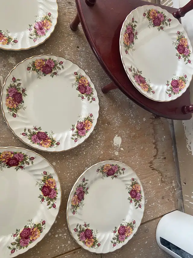 MYOTT ROSE GARDEN IRONSTONE WARE DINNER PLATE MADE IN ENGLAND in Kitchen & Dining Wares in Mississauga / Peel Region - Image 8