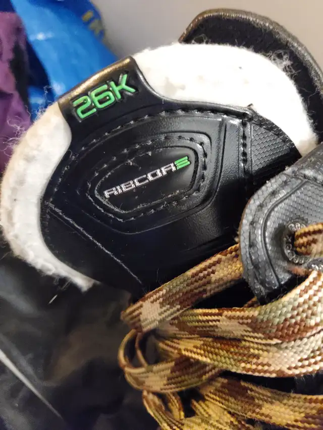 Kids / Youth Size 4 - Reebok Ribcore 26K Hockey Skate in Hockey in Winnipeg - Image 7