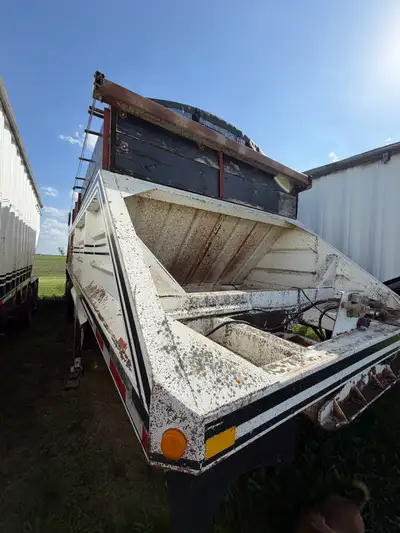 Tandem axle 24.5 tires Excellent condition Asking $28,000
