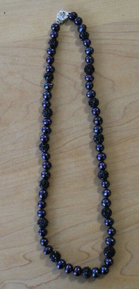 collier de perles noirs avec cristaux NEUF