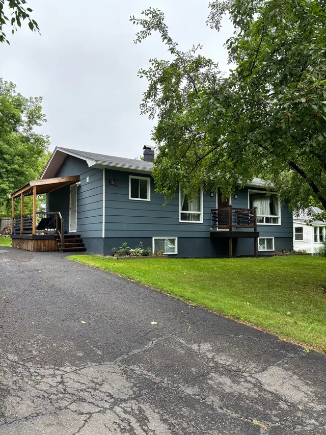 Spacious 2 Bedroom + Den Home for Rent – Family-Friendly