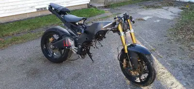 Parting out 2005 zx10r. Lots of parts that aren't pictured are available. Please contact with a list...