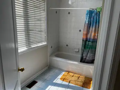 Clean & Spacious Room for Rent – $650/month A clean and spacious room is available from October 1 in...