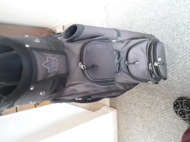 SET OF MEN'S RIGHT HANDED GOLF CLUBS WITH GOLF BAG  52 in Golf in Sudbury - Image 10