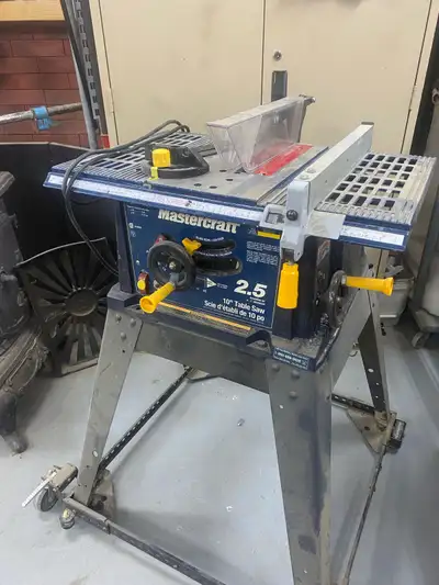 Marque mastercraft. Lame de 10 pouces 40 dents incluse. Fonctionne sur 120 volts.Avec base fixe. Bas...