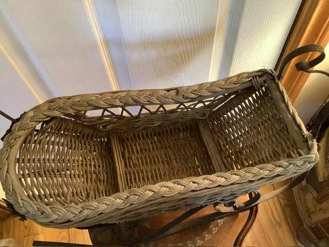 Lg Vintage Woven Wicker Wood &amp; Metal Sleigh in Home Décor & Accents in Belleville - Image 3