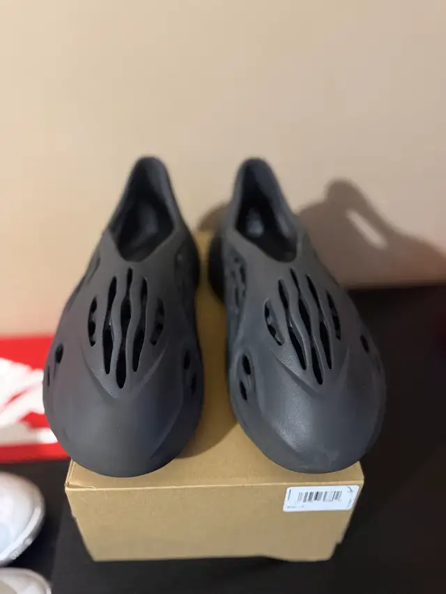 Yeezy Adidas Foam Runner “Onyx” - Size 12 Mens (Used) in Men's Shoes in Ottawa - Image 4