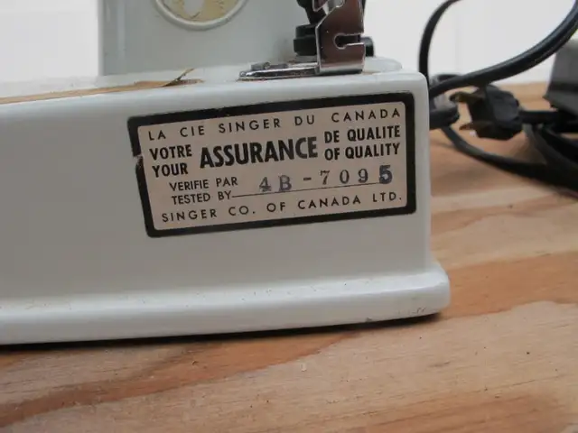 Vintage WHITE Singer Feather-Weight Sewing Machine in Arts & Collectibles in Regina - Image 10