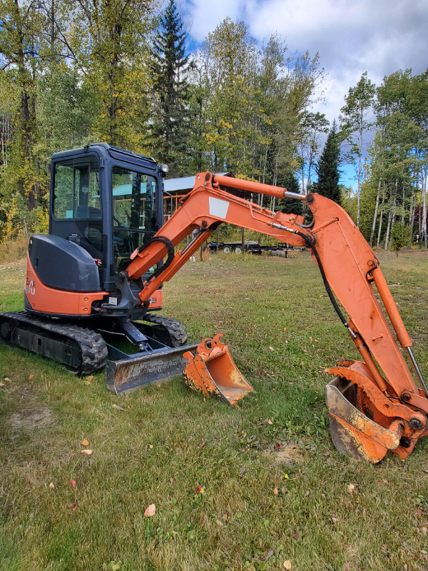 Hitachi Zaxis 27U Mini Excavator-only 398 hours in Heavy Equipment in Smithers