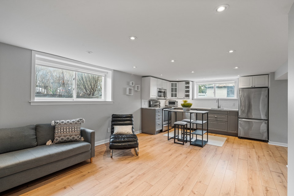 Modern Legal 2-Bedroom Basement – Near GO & Beaches 4