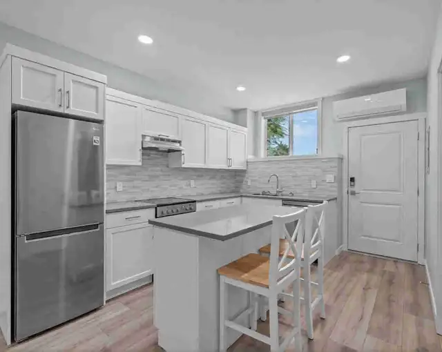 Modern 2 Bedroom Basement Suite In Batchelor Heights