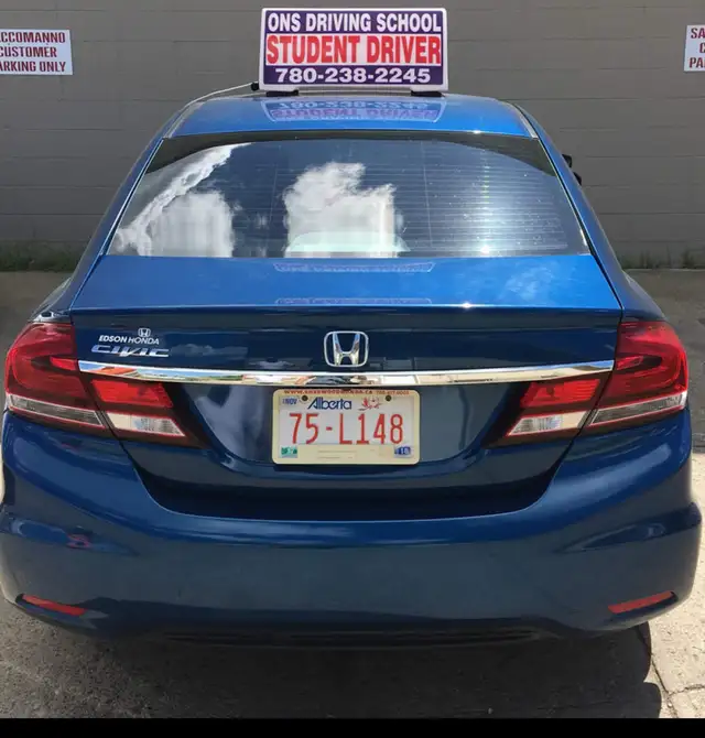 Female driving instructor- driving training541618433405102086
