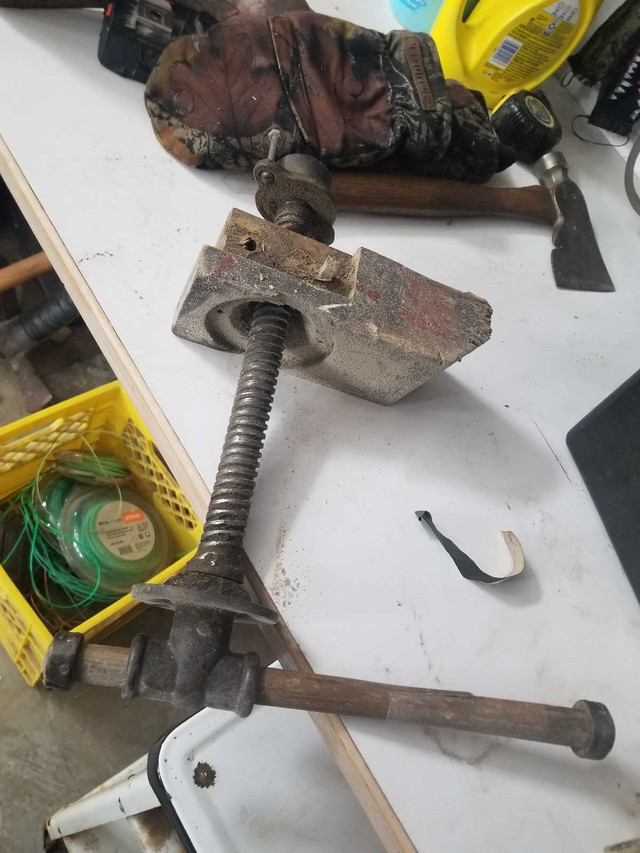 Vintage metal work bench vise screw in Tool Storage & Benches in Thunder Bay