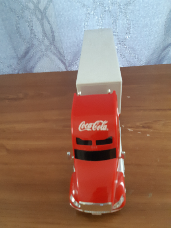 Semi remorque a baterie 2004 coca-cola Celebrate Mickey Carrier in Arts & Collectibles in Lévis - Image 9