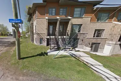 Charmant et spacieux condo à étages, bien entretenu, situé dans un secteur paisible et recherché de...