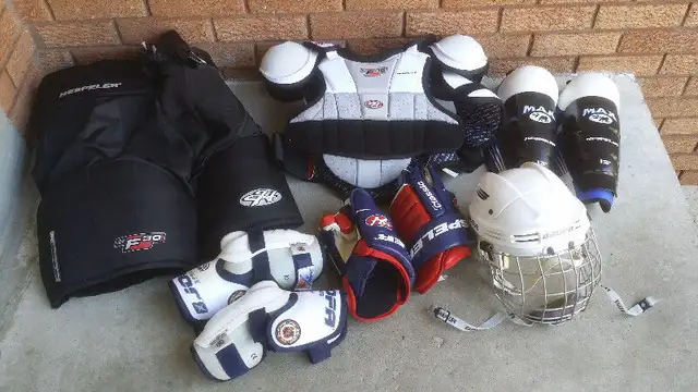Right/Left/Goalie Hockey Sticks and Hockey Equipment equopment in Hockey in Markham / York Region - Image 9