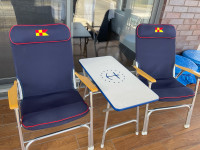 2 chaises pliantes avec table pliante