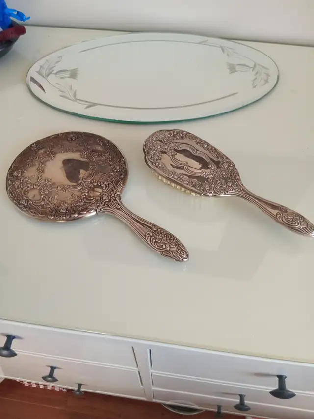 Vintage 1960s Silver-Plated Vanity Set Hand Mirror Brush in Home Décor & Accents in Calgary - Image 4