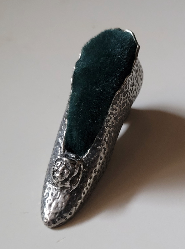 Vintage Victorian Pewter Shoe Pin Cushion in Arts & Collectibles in Oshawa / Durham Region - Image 3