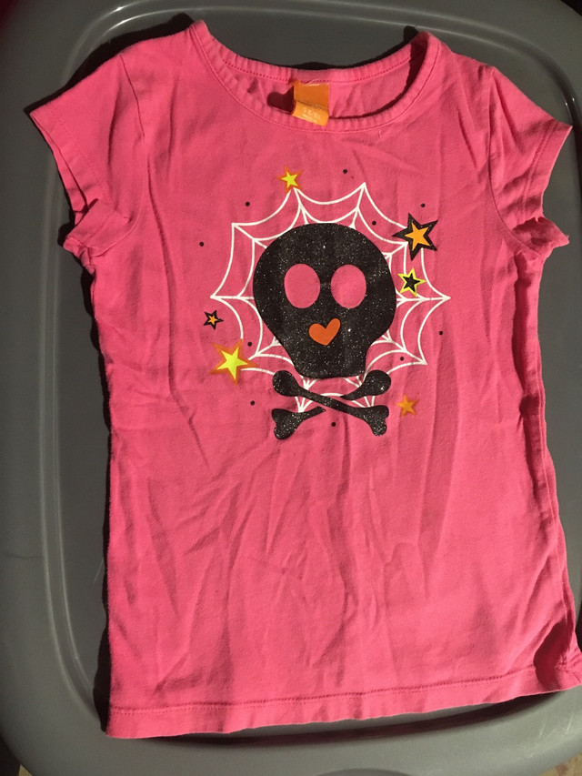 Halloween glitter skull tee shirt - kids size 6 in Kids & Youth in City of Toronto