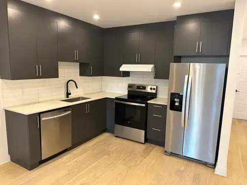 ✅ Disponible dès maintenant – occasion rare! 4 ½ entièrement rénové (style condo) dans un immeuble b...