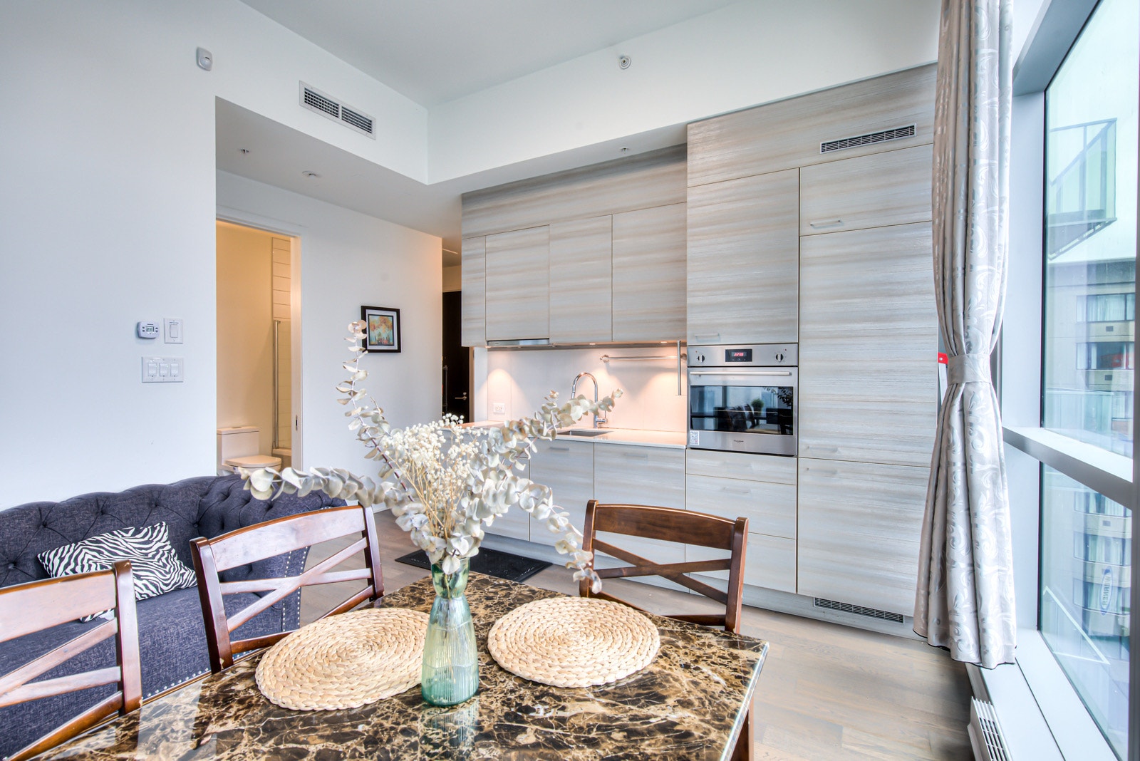 Downtown Montreal | 4.5 Condo | Pool, Gym & 24/7 Security — photo 1