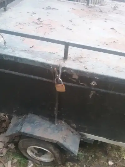 Remorque containeur en metal avec cadenas peut attacher ,boite sur le dessus voir photos tres pratiq...